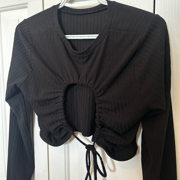 Black long sleeve with an open back - Picture 2 of 3